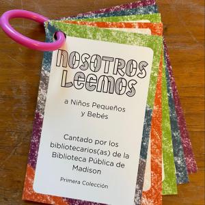 a set of cards on a ring, the first one says Nosotros Leemos a Ninos Pequenos y bebes cantado por los bibliotecarios(as) de la Biblioteca Publica de Madison Primero Coleccion